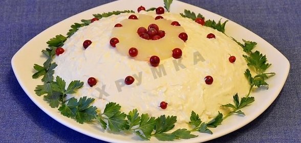 Салат с ананасами и шампиньонами слоями