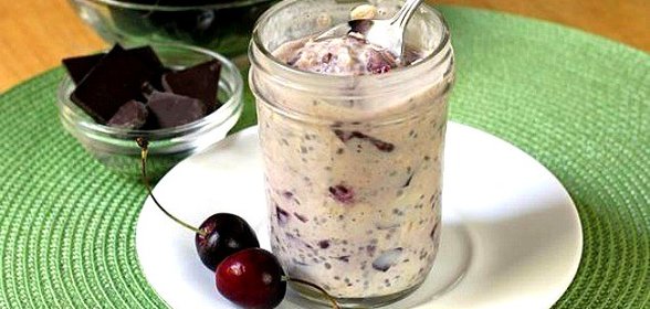 Овсянка в банке с вишней и шоколадной крошкой