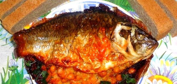 Карась запеченный с овощами и нутом
