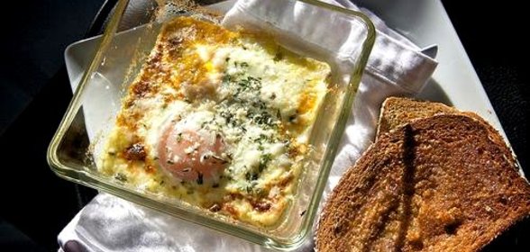 Запеченная яичница с зеленью