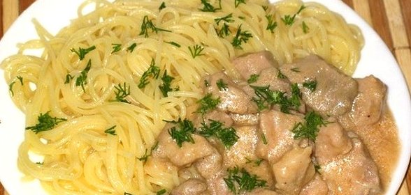 Гуляш из свинины со сметаной