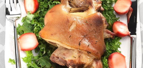 Свиные голяшки с маринованной редиской