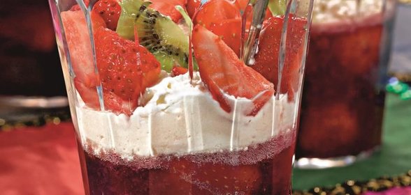 Ягодное желе с кремом из шампанского