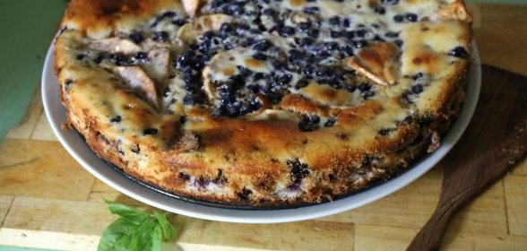 Шарлотка с яблоками и поздникой