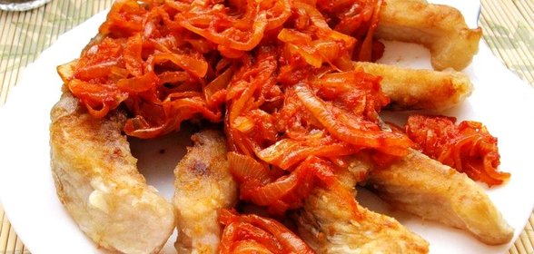 Карп жареный с луково-томатным соусом