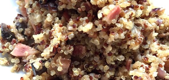 Киноа с беконом, грибами и креольскими специями