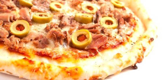 Пицца с тунцом и маслинами
