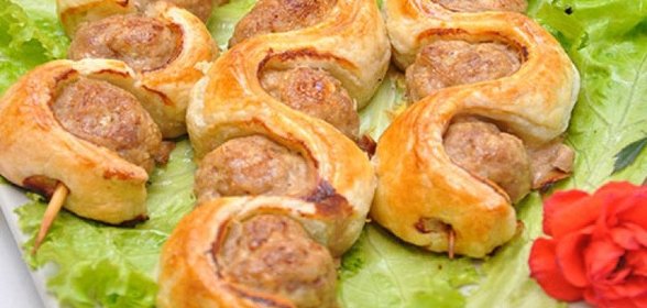 Шашлычки со слоеным тестом на шпажках