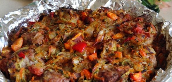 Мясные биточки, запеченные с овощами