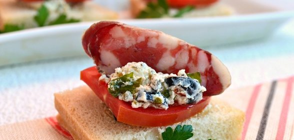 Бутерброды с фетой и сыровяленой колбасой