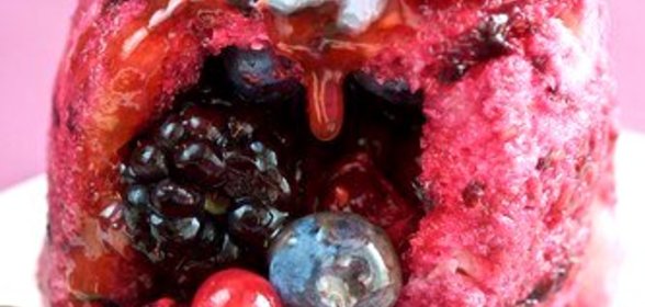 Летний хлебный пудинг с ягодами