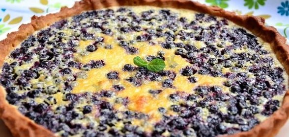 Черничный песочный пирог с черникой и сметанной заливкой