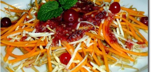 Салат ореховый с клюквенным соусом