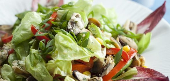 Салат с кукурузой, горошком и мидиями
