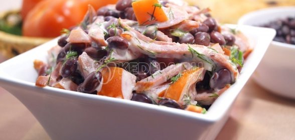 Салат с фасолью и колбасой
