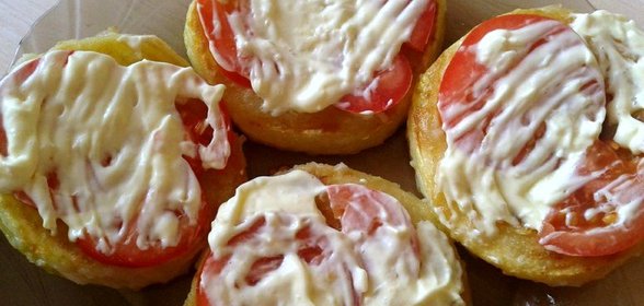 Жареные кабачки с помидором и чесночным соусом