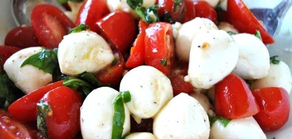 Салат с моцареллой и черри