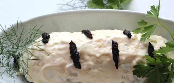 Салат Березка с куриным филе и черносливом