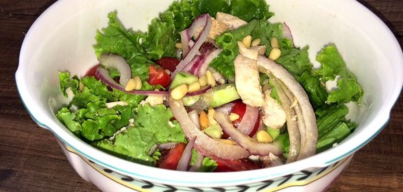 Салат из куриной грудки и свежих овощей