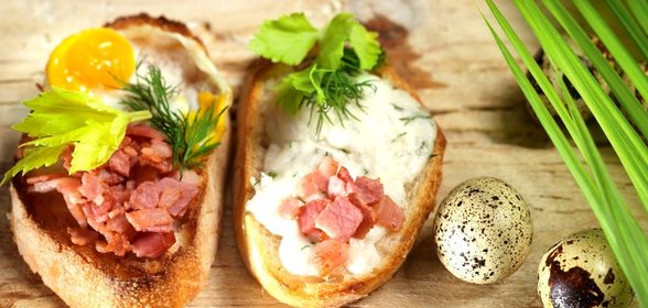 Тосты с брынзой, беконом и перепелиными яйцами