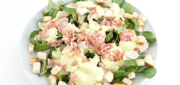 Салат с курицей и беконом под соусом из авакадо