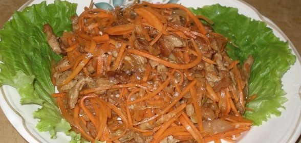 Салат из моркови со свининой
