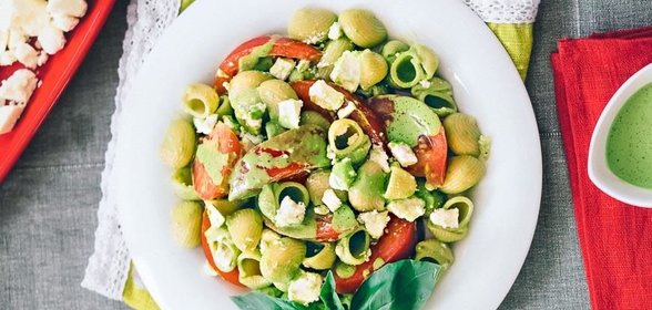 Летний салат из пасты с помидорами