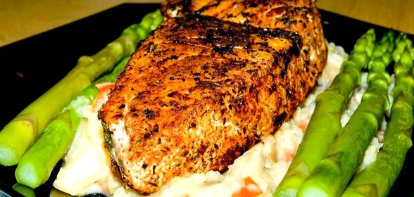 Стейк из тунца со спаржей