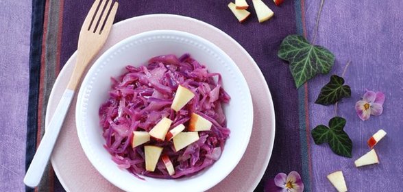 Салат из красной капусты с яблоком