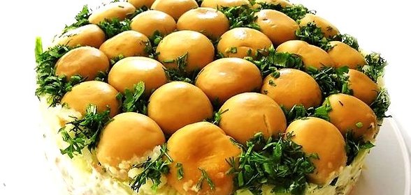 Салат Зеленая поляна с грибами