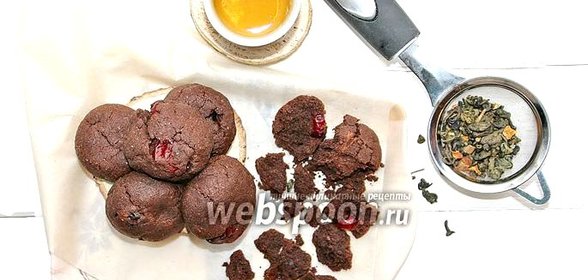 Шоколадное печенье с вишней