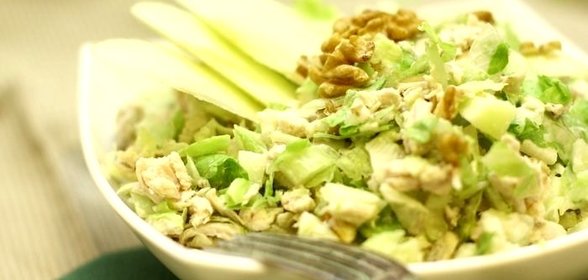Легкий салат с куриной грудкой и сельдереем