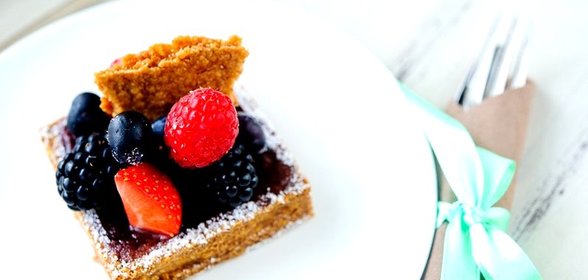 Тарталетки с ягодами и ежевичным фланом