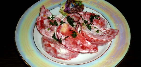 Салат из розовых помидор со сметаной