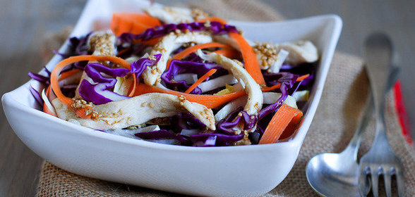 Пряный салат с куриным филе и красной капустой