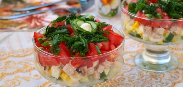 Салат с запечённой курицей, яйцом и свежими овощами