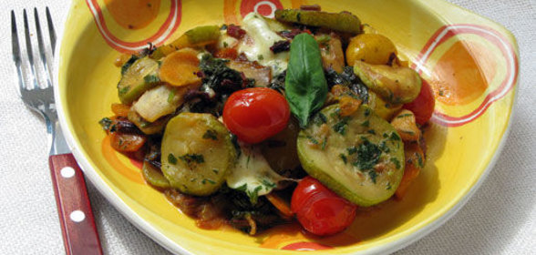 Овощное рагу с листьями свеклы и моцареллой