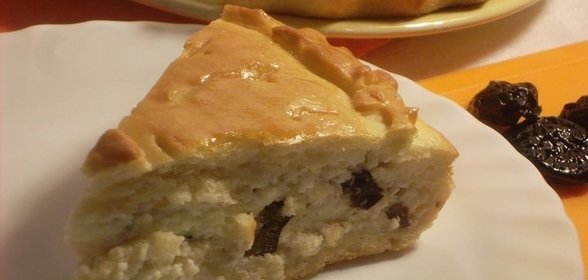 Пирог с творогом и черносливом