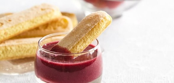 Ягодный крем со свежими ягодами и печеньем