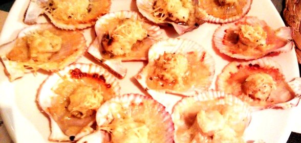 Ракушки гребешков, запеченые с чесноком