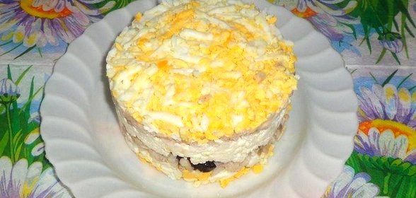 Салат с рыбой и черносливом