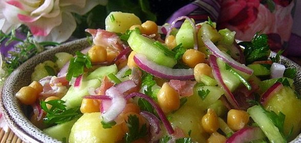 Картофельный салат с нутом и беконом