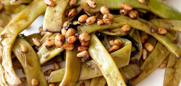 Стручковая фасоль (лоби) с кедровыми орешками и базиликом
