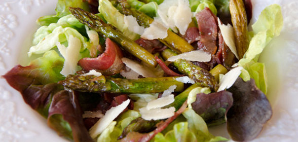 Салат со спаржей и вяленой говядиной