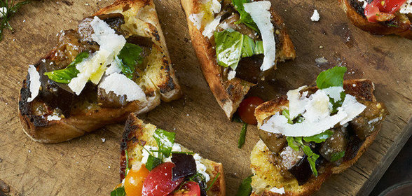 Брускетта с баклажанами и базиликом