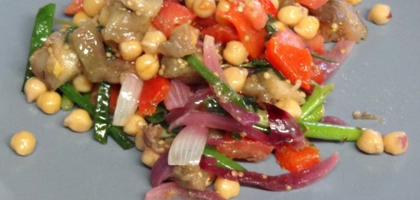 Салат из запеченных овощей с нутом