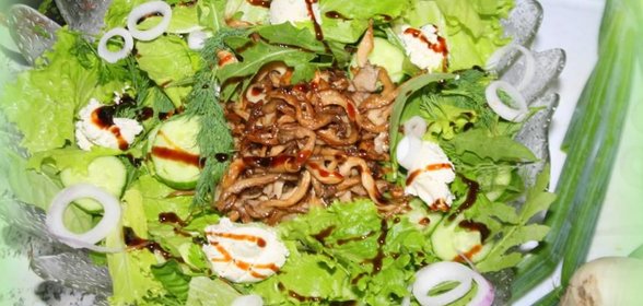 Зеленый салат-ассорти с жареными вешенками и сыром