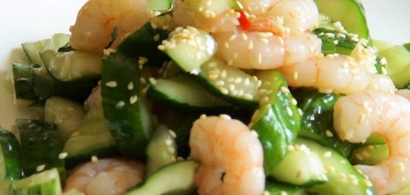 Салат из «битых» огурцов с креветкой