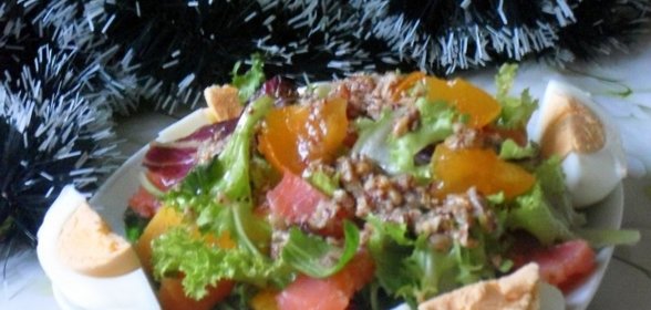 Салат с семгой и хурмой