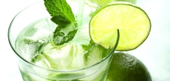 Водка с лимонадом и розмарином